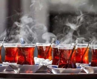 Çay tiryakilerine üzücü haber! Sıcak çay kansere neden olur mu?